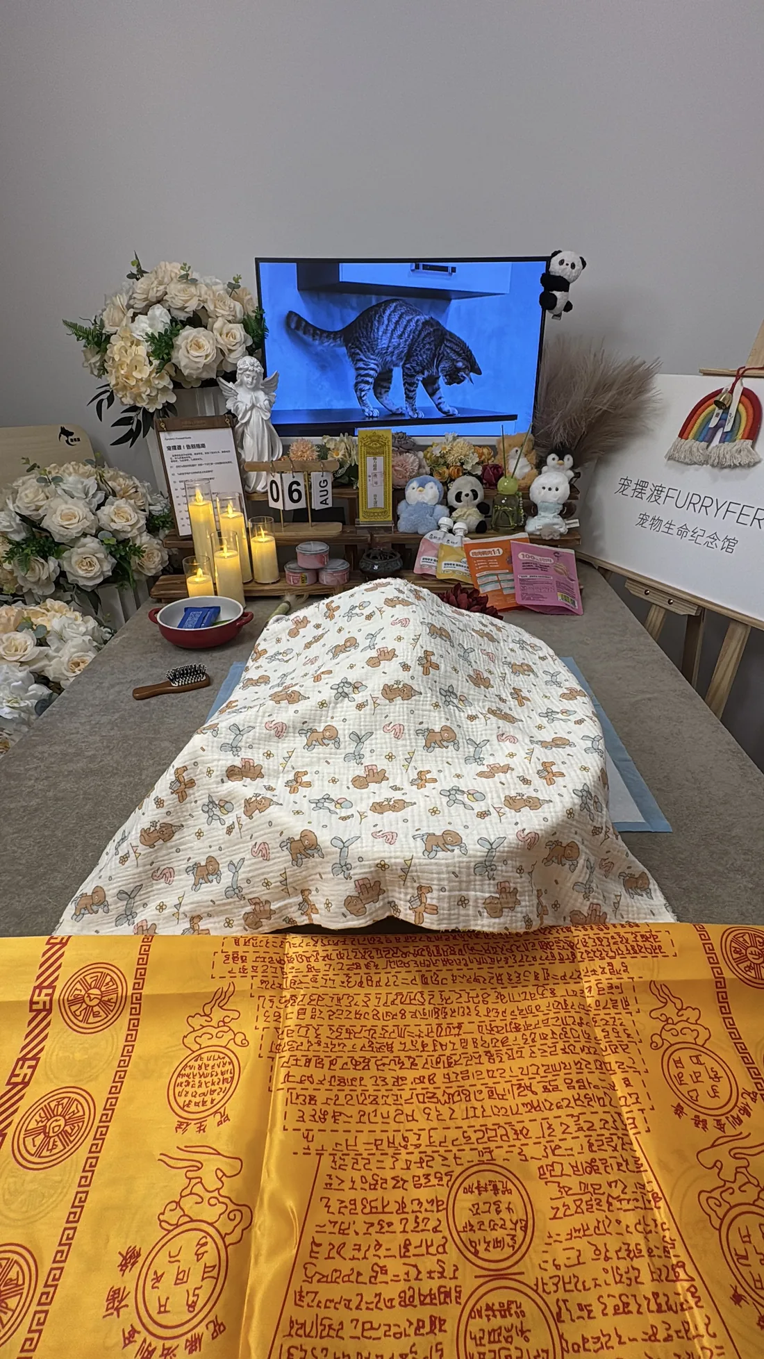 贵阳宠物告别仪式中的鲜花与纪念照片